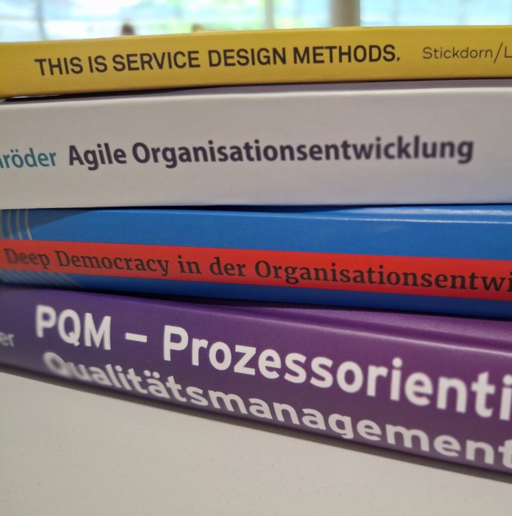 Symbolbild Bücher Organisationsentwicklung Qualitätsmanagement